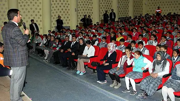 Tatbikatı gerçek sanan veliler okula koştu
