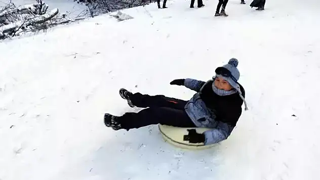 Tatilciler, Abant'ta şambrellerle kaydı
