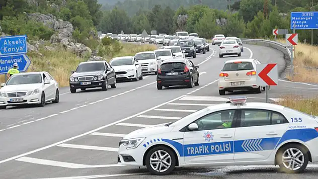 Tatilciler dönüş yolunda! Antalya-Konya kara yolunda trafik yoğunluğu oluştu
