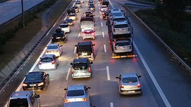 Tatilciler yola düştü, trafik yoğun başladı!