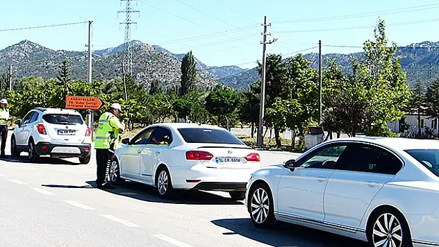 Tatilciler yolda! Konya-Antalya kara yolunda trafik yoğunluğu