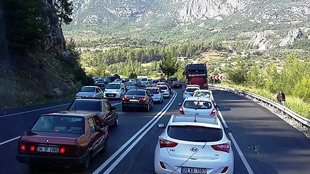 Tatilden dönüş çilesi! Konya-Antalya yolunda uzun kuyruklar oluştu!