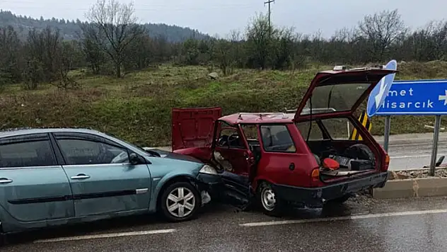 Tavşanlı'da iki otomobil çarpıştı: 1 ölü, 1 yaralı
