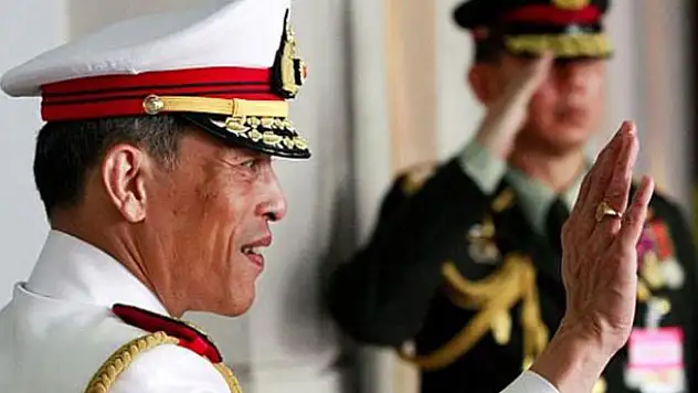 Tayland Kralı Vajiralongkorn, karısının önünde baş metresi ilan ettiği kadın tarafından aldatıldı