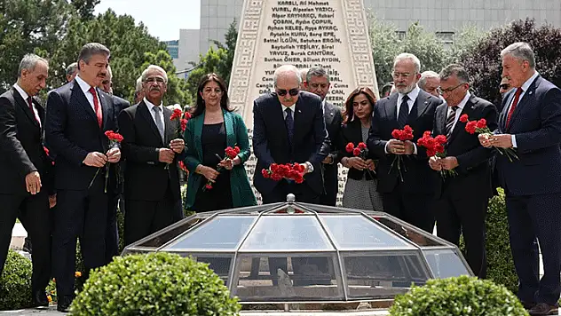 TBMM Başkanı Kurtulmuş, 15 Temmuz'da Meclis'te bombalanan alanlara karanfil bıraktı