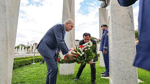 TBMM Başkanı Kurtulmuş, Aliya İzzetbegoviç'in kabrini ziyaret etti