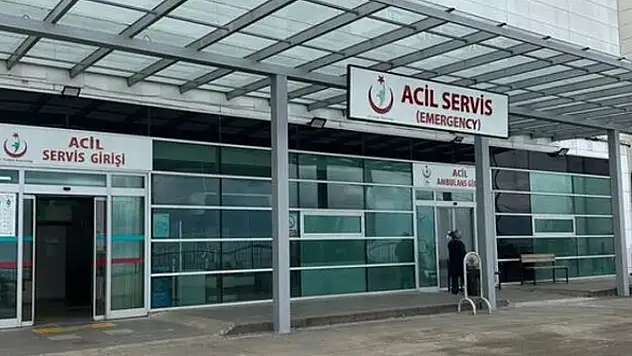 Tedavi için gittiği acil serviste cerrahi makas ile personele saldırdı!
