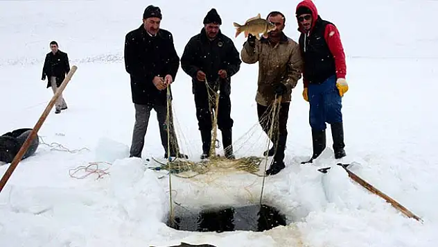 Tehlikeye aldırış etmeden donan gölde balık avladılar