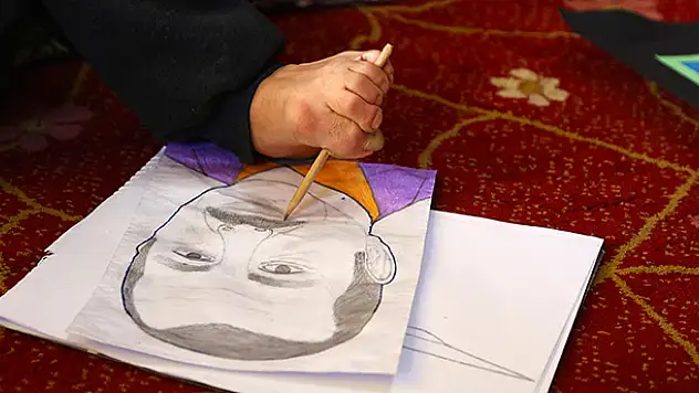 Tek ayağıyla çizdiği resimler görenleri şaşırtıyor