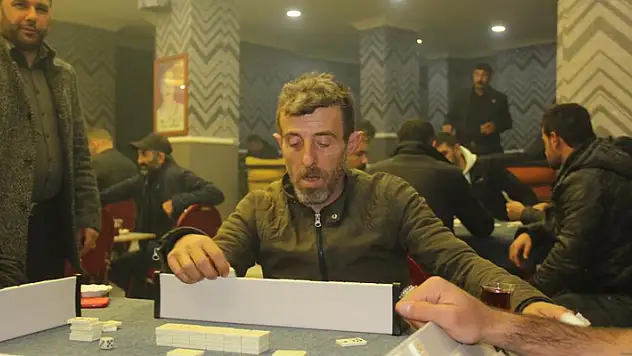 Tek başına oynadığı okeyle gündem olmuştu, artık hiç yalnız kalmıyor
