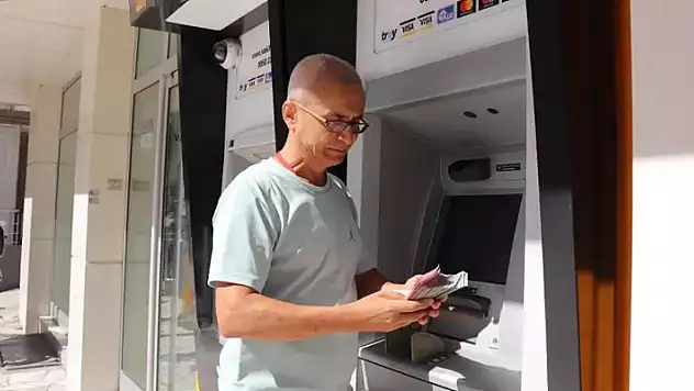 Tek bir tuşa bastı ATM 20 bin lira verdi! Para göndermek isterken bir deste para geldi
