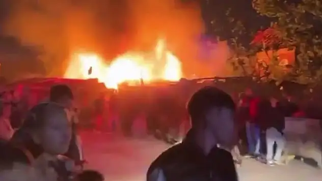 Tek katlı ev alev topuna döndü, mahalleli sokağa döküldü
