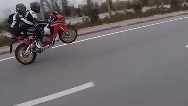 Tek teker üstünde 148 km hızla polis aracının yanından geçti!