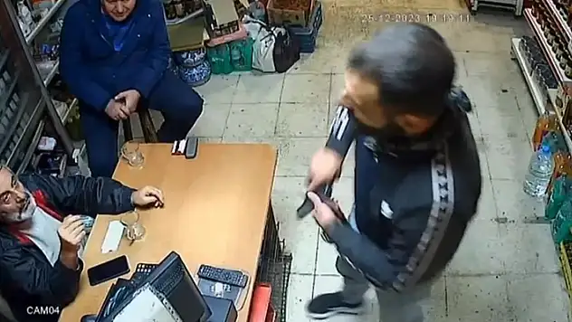 Tekel bayisinden borç sigara istedi, alamayınca silah zoruyla 2 adet sigara gasp etti
