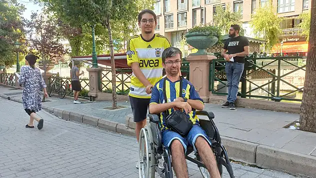 Tekerlekli sandalye ile Fenerbahçe için 350 kilometre uzaktan geldi
