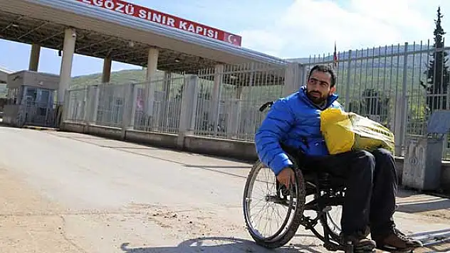 Tekerlekli sandalyeyle sınırı geçti