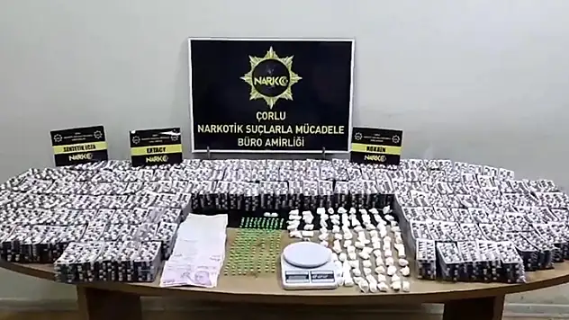 Tekirdağ'da çatıya, tuğla altı ve çoraplara gizlenen binlerce uyuşturucu hap ele geçirildi
