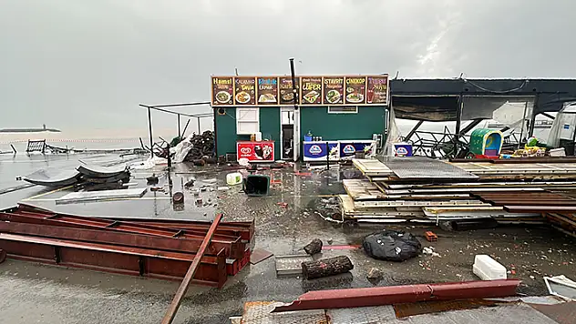 Tekirdağ'da deniz taştı, sahildeki işletmeleri su bastı rüzgarda ağaçlar devrildi

