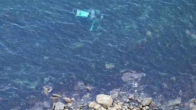 Tekirdağ'da el freni unutulan otomobil uçurumdan denize düştü