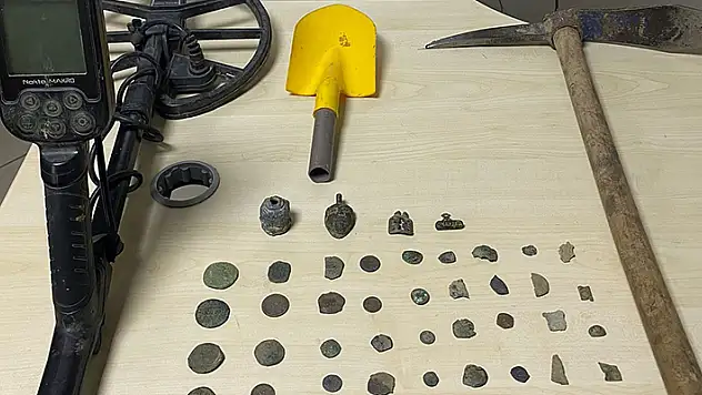 Tekirdağ'da kaçak kazı operasyonu: Tarihi eserler ele geçirildi
