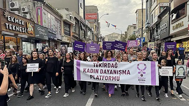 Tekirdağ'da kadınlar, 'siyah' giyerek 'kadına şiddet'i protesto etti
