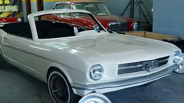 Tekirdağ'da kaporta boyacısının ürettiği fiberglas otomobil maketleri talep görüyor