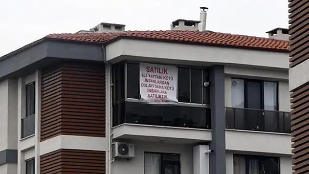 Tekirdağ'da komşusunun dairesine astığı 'Daha kötü insanlara satılıktır' yazısını mahkeme kararıyla kaldırttı

