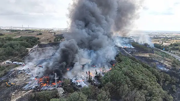 Tekirdağ'da otluk alandan geri dönüşüm tesisine sıçrayan yangına müdahale ediliyor
