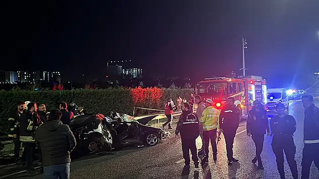 Tekirdağ'da otomobil bariyerlere çarptı: 1 ölü, 1 yaralı
