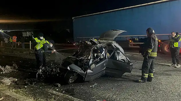 Tekirdağ'da otomobil ile iş makinesi çarpıştı: 5 kişi öldü, 1 kişi yaralandı
