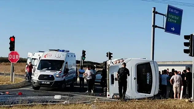 Tekirdağ'da servis midibüsü ile hafif ticari aracın çarpıştığı kazada 12 işçi yaralandı
