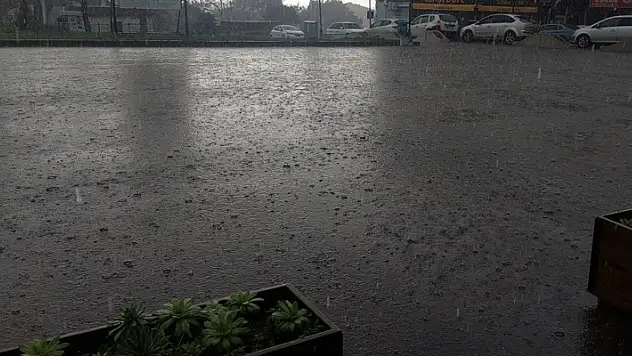Tekirdağ'da şiddetli yağış: Doluyla karışık yağmur sokakları suyla kapladı
