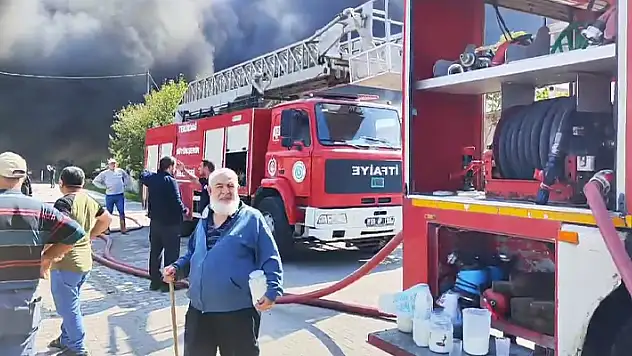 Tekirdağ'da yangın büyük ölçüde kontrol altına alındı: Mahalleli yangın bölgesine ayran taşıdı

