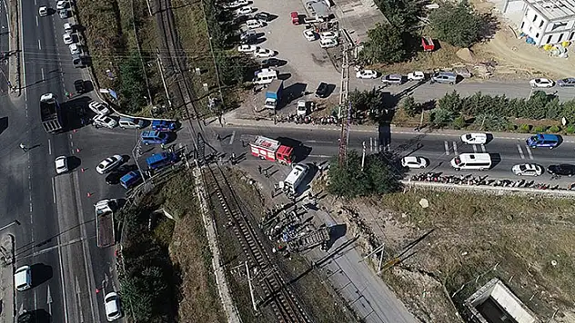 Tekirdağ'da yük treni işçileri taşıyan minibüse çarptı: 6 ölü, 7 yaralı