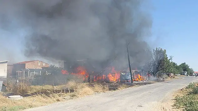Tekirdağ'da çiftlik deposu alev alev yandı
