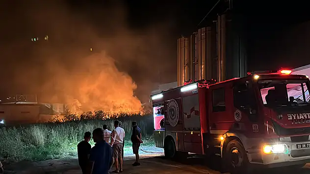Tekirdağ'da fabrikalar bölgesinde trafo patladı, otluk yangını çıktı
