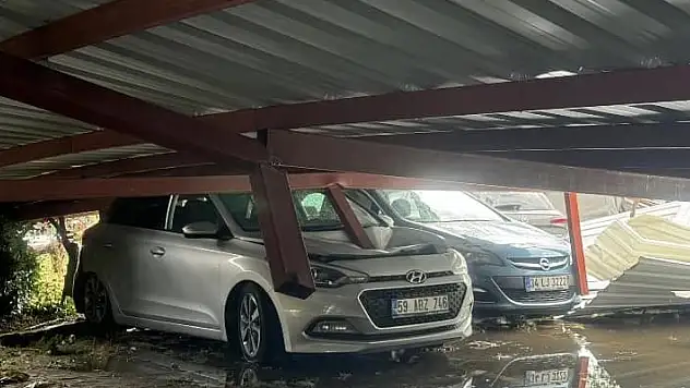 Tekirdağ'da fırtınada çatılar uçtu, ağaçlar devrildi
