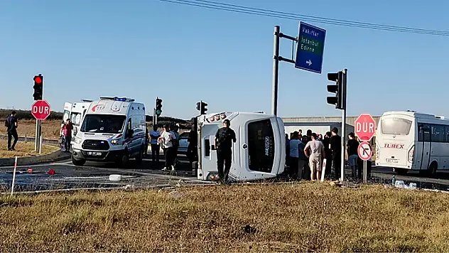 Tekirdağ'da hafif ticari araç, servis midibüsüne çarptı: 11 yaralı
