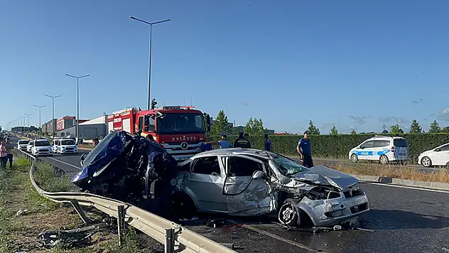 Tekirdağ'da iki otomobil kafa kafaya çarpıştı 6 yaralı