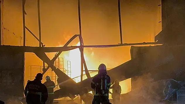 Tekirdağ'da, kimyasal maddelerin bulunduğu depoda yangın
