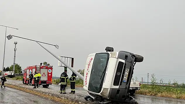 Tekirdağ'da lastiği patlayan servis minibüsü devrildi: 7 yaralı
