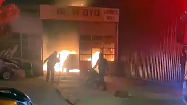 Tekirdağ'da tamirhane yangını 6 otomobil kullanılamaz hale geldi