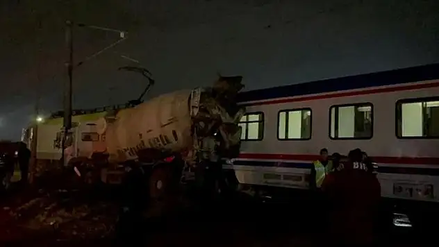 Tekirdağ'da yolcu treni, beton mikseri ile çarpıştı
