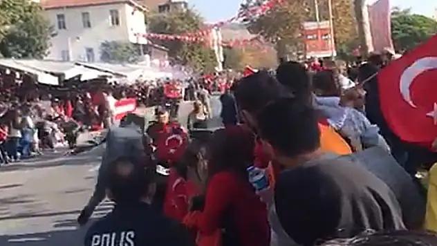 Tekirdağ'daki geçit töreninde yunus ekibinin motosikletinin çarptığı 2 polis yaralandı
