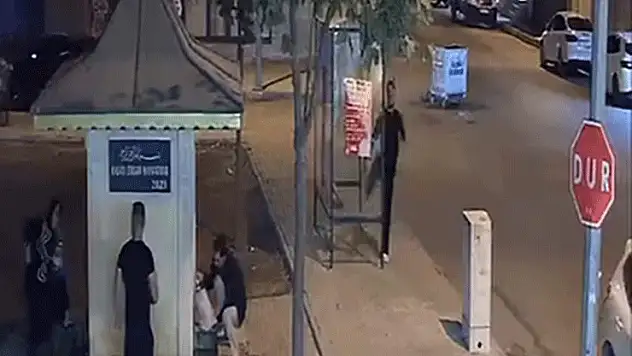Tekmeyle otobüs durağının camını kırdı