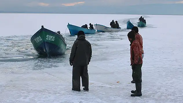 Tekneleri batan çift, buz kütlesine çıkarak kurtuldu