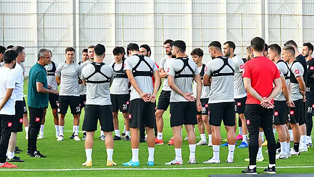 Teknik Direktör Kartal takımıyla ilk antrenmanına çıktı
