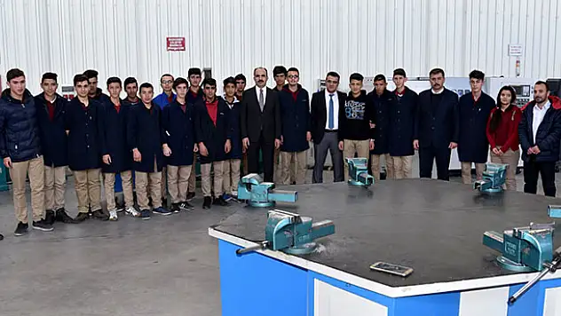 Teknik liseyi ziyaret etti