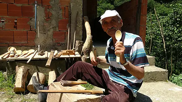 Teknolojiye inat ata mesleği tahta kaşıkçılığı geleneksel yöntemlerle sürdürüyor
