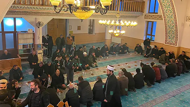 Tekstil Pazarı esnafı her cuma, sabah namazında buluşuyor